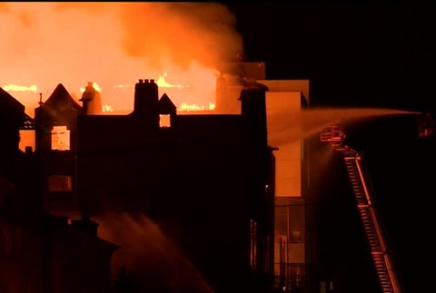 VIDEO: Požiar zachvátil umeleckú školu v Glasgowe. S plameňmi bojuje viac ako 120 hasičov635