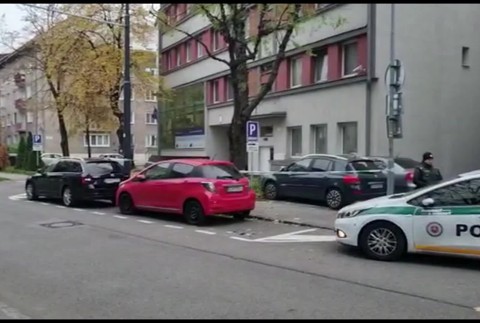 [multi] Streľba v klube 12732