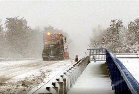 Česko zasiahlo nečakane silné sneženie, z pražského letiska museli odkláňať lety