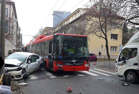 V Bratislave sa zrazil trolejbus s nákladiakom
