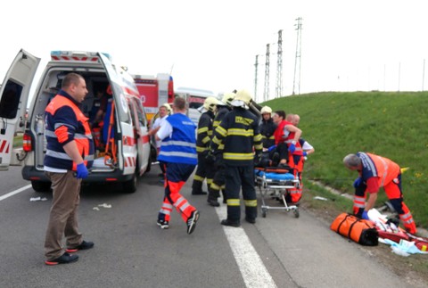 Pri zrážke autobusu a kamiónu zomreli dvaja ľudia 5