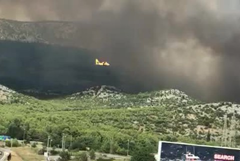 Video: Chorvátsko sužujú lesné požiare. Desiatky hasičov bojujú už dva dni