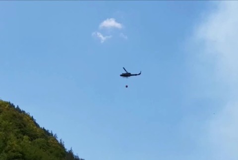 V Rakúsku bojujú hasiči s rozsiahlym požiarom. Hasia zo vzduchu, terén je nebezpečný2850