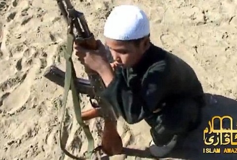 Deti Taliban Al-Kájda zabíjanie zbrane pištoľ streľba Pakistan