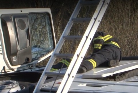 S kamiónom zišiel z cesty a prevrátil sa nabok. Vodič nafúkal takmer 3 promile