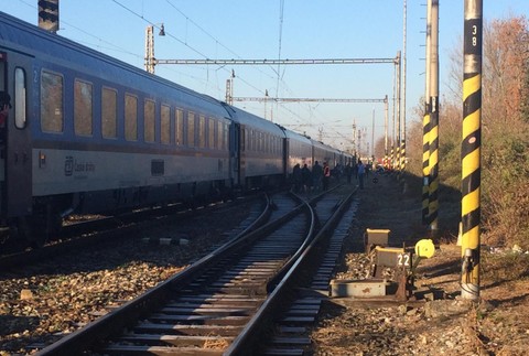 Zrážka auta s vlakom Sládkovičovo