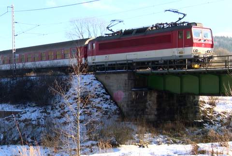 Pri tragickej nehode vyhasol život mladíka. Cez železničné priecestie sa vydal aj napriek výstražnej signalizácii