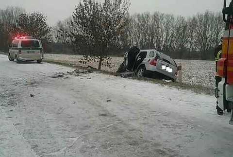 Čelná zrážka áut na zasneženej ceste. Premávku pri Senci odkláňajú