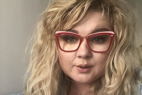 Evelyn s novými okuliarmi a imidžom pani učiteľky