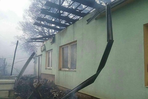 Rodinný dom zachvátili plamene. Na mieste vybuchuje ostrá munícia