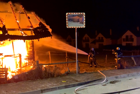 Zhorelo mu auto a teraz konská maštaľ