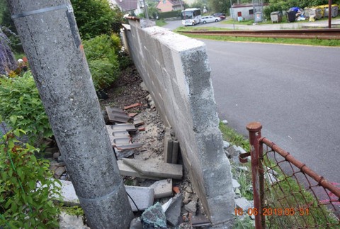 Opitý vodič linkového autobusu nabúral do múru rodinného domu