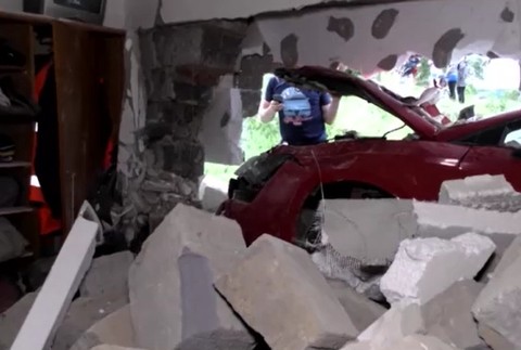 Vážna nehoda na východe Slovenska. S autom prerazil múr domu a skončil v detskej izbe