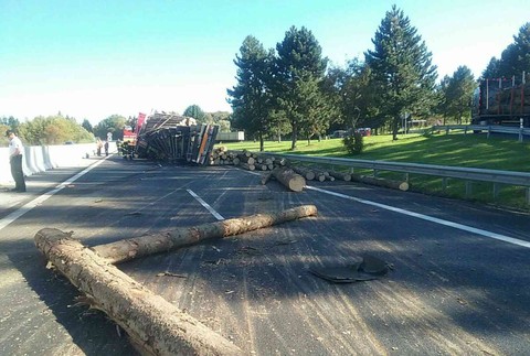 Nehoda kamióna na D1 pri Ružomberku. Cesta zostala neprejazdná