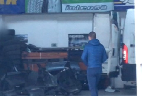 Razia polície v garáži. Luxusné auto našli rozpílené a rozobraté na súčiastky