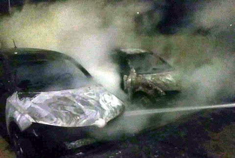 Nočný zásah hasičov. Plamene pohltili dve autá