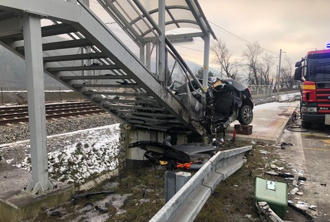 Čelná zrážka s železničným nadchodom sa vodičovi stala osudnou