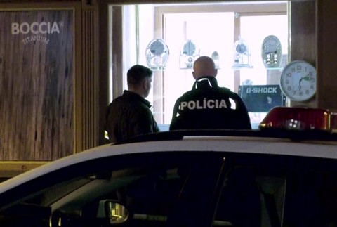 Zlatníctvo v Banskej Bystrici prepadli maskovaní muži so samopalmi10606