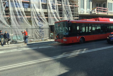 V Bratislave sa zrazil trolejbus s autobusom. Zranilo sa 12 cestujúcich
