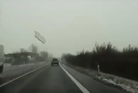 Nehoda na obchvate. Uvoľnená ľadová kryha skončila na aute