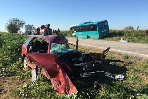 Nehoda autobusu a auta pri Trnave