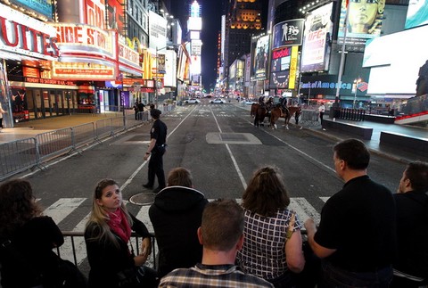 new york, times square, evakuovani ludia, zabrany, policajt