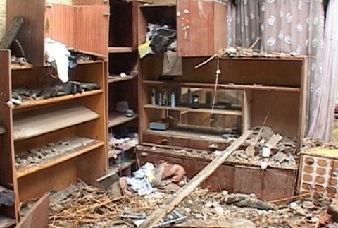 zrutena strecha, zvnutra domu, izba znicena