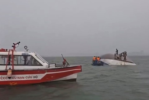 Vietnam_Boat_Capsizing533353 (1)