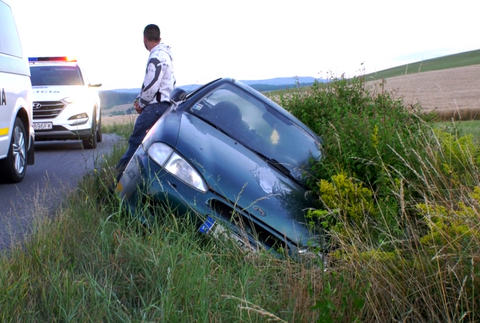 Bez vodičského a s alkoholom v krvi. S autom sa nakoniec prevrátili a skončil v priekope