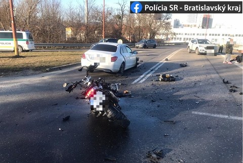 Motorkár bol po zrážke s autom na mieste mŕtvy.