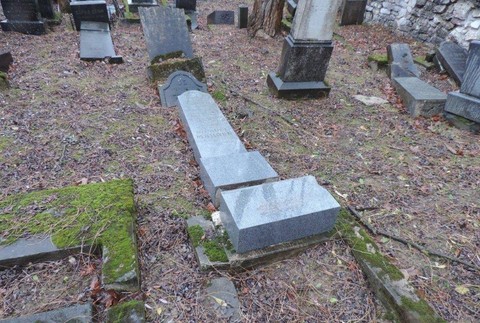 Policajti vypátrali vandalov, ktorí poškodili náhrobné kamene v Rajci. Ide o skupinu chlapcov