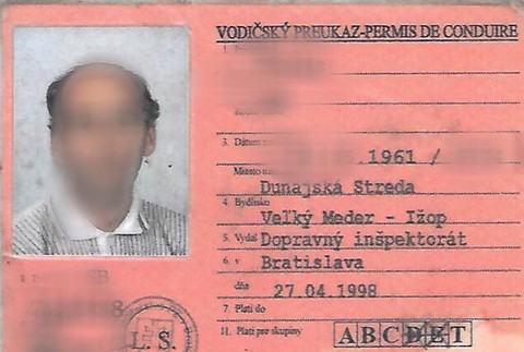 Dokonalé sfalšovanie vodičákov. Jedného z mužov odhalili maďarskí policajti