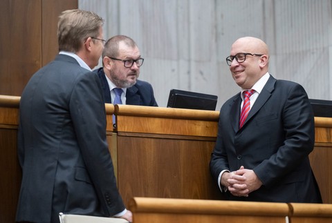 44. schôdza Národnej rady SR - mimoriadna. Vyslovenie nedôvery ministrovi dopravy SR Jozefovi Rážovi.