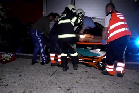 Po náraze do stromu, skončili dvaja muži v nemocnici. Hasiči si ale pri aute všimli detskú topánku