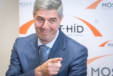 Béla Bugár_prst_úsmev