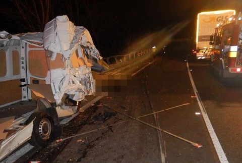 Vodič kamióna prešiel v zákrute do protismeru.