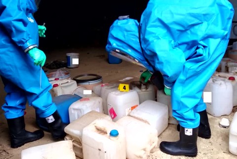 [multi] V skladoch na západe i východe našli podozrivé chemikálie. Ide zrejme o drogové laboratórium 1477