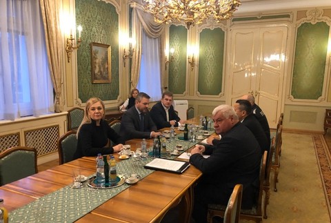 Rokovanie premiéra s ministrami a policajným šéfom 