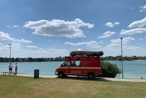Pátracia akcia v Senci. Na brehu jazera našli oblečenie a doklady muža