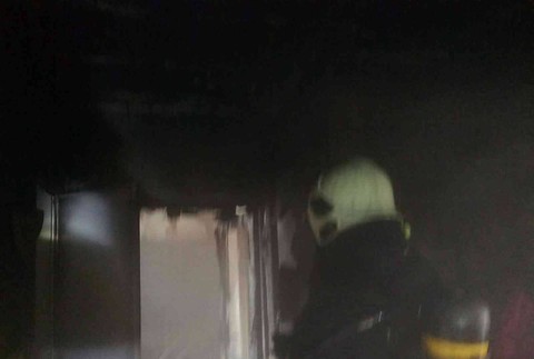 Na trenčianskom sídlisku vypukol požiar. Z bytu evakuovali 8 osôb