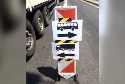 Zákaz vjazdu nakreslený na chodníku či zákaz parkovania namaľovaný na plote. Musíme takéto značky poslúchať?