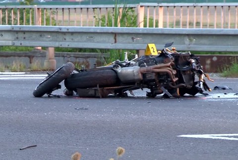 Hasiči zachraňovali 29-ročného kolegu. Na motorke vpálil do auta2592