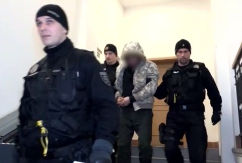 Emócie v súdnej sieni. Muž, ktorého zadržali s pervitínom, sa zúfalo rozplakal