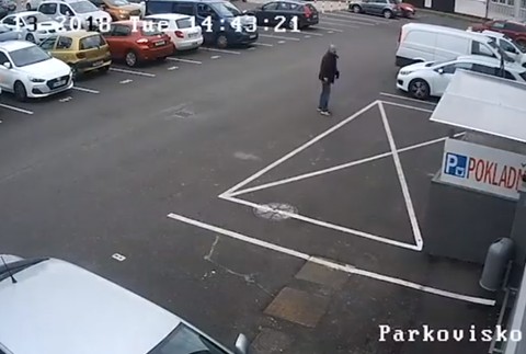 VIDEO: Na parkovisku zabudol tašku s 5 tisíc eurami. Okoloidúci sa neváhal obohatiť