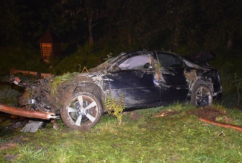 Opitý vodič skončil s autom v koryte potoka. To mu však neprekážalo, pokračoval ďalších 50 metrov