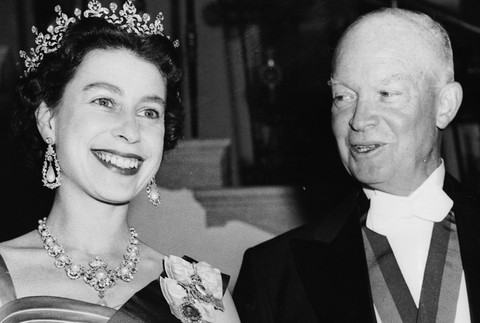 Bývalý americký prezident Dwight Eisenhower s kráľovnou Alžbetou II.