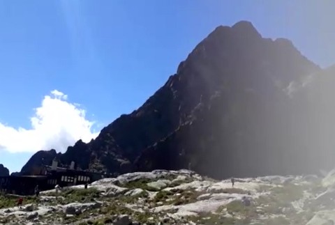 Tragický 100-metrový pád zo skaly