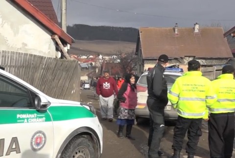 Polícia nerieši len porušovanie zákona. Rodine, ktorej vyhorel dom, priniesli oblečenie