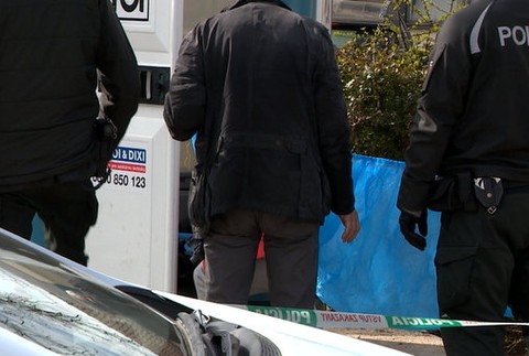 Šokujúci nález na námestí. V prenosnom záchode bol mŕtvy muž