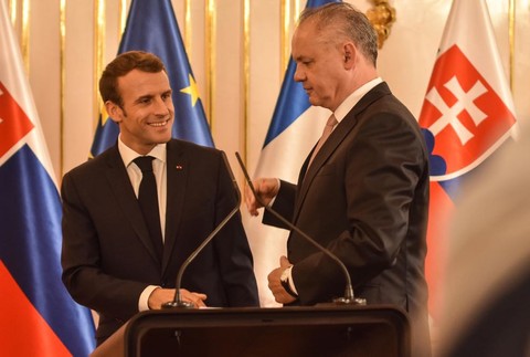 Emmanuel Macron pricestoval na Slovensko. Okrem prezidentskej návštevy ho čaká aj diskusia s verejnosťou